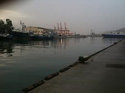 Σκάφος μισοβυθίστηκε στην Ιχθυόσκαλα Κερατσινίου